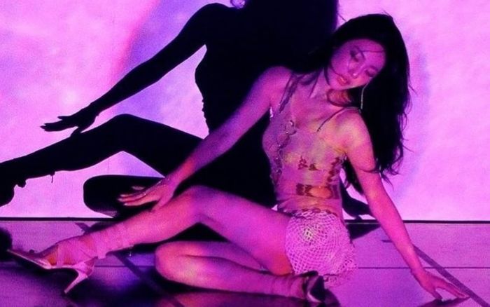 Nữ ca sĩ diện áo xuyên thấu đầy táo bạo, 'đốt mắt' người xem với tỷ lệ cơ thể hoàn hảo