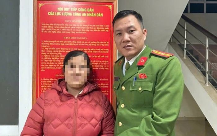 Phân loại quần áo cũ để gửi bà con vùng lũ, người phụ nữ phải vội vàng đi trình báo Công an