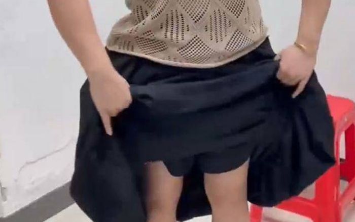 Thấy nữ du khách đi qua hải quan với dáng vẻ kỳ lạ, cán bộ sốc nặng sau khi vén váy để kiểm tra