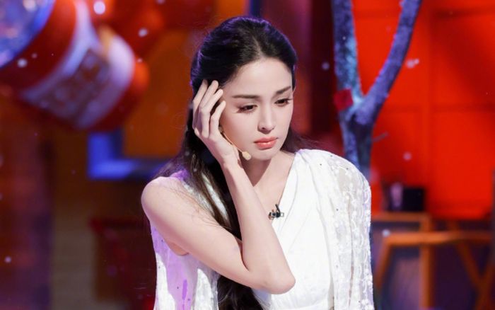 Sao nữ đình đám bị đồng nghiệp công khai 'giành giật' ở hậu trường, hành động phía sau mới gây sốc