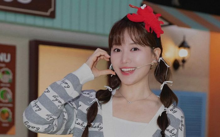 Thời trang 'hack tuổi' của Hari Won