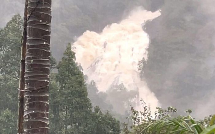 Kinh hoàng nước lũ đổ như thác từ trên núi xuống ngôi làng, 100 gia đình bị cô lập