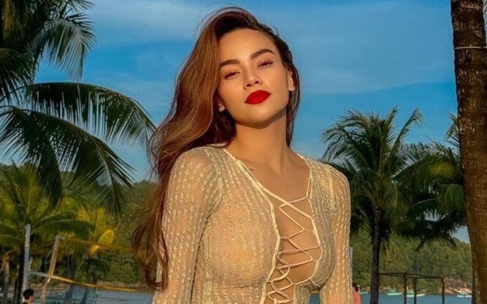 Hồ Ngọc Hà mặc váy ren xuyên thấu bó sát gợi cảm, phát tín hiệu liên quan Miss Universe