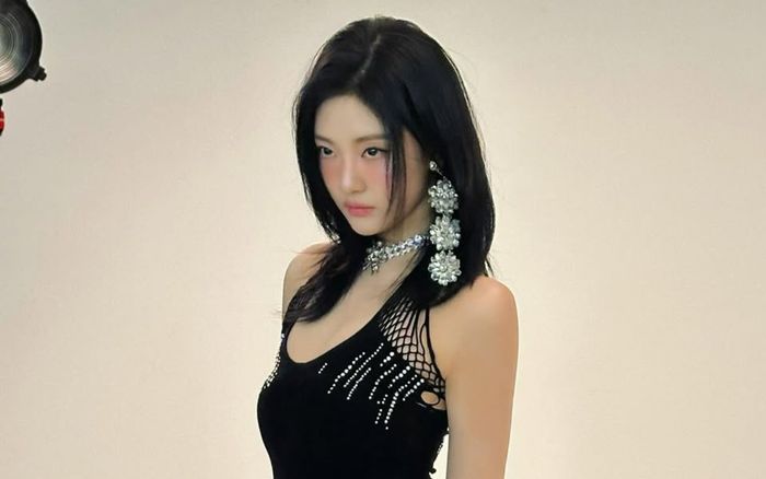 Nữ ca sĩ 2k2 gây nhức mắt với mốt hở bạo, xuyên thấu lộ rõ body nóng bỏng