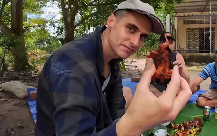 Khách Tây thử một đặc sản ít ai dám đụng ở miền Tây, ăn liền 3 con vì khác xa tưởng tượng