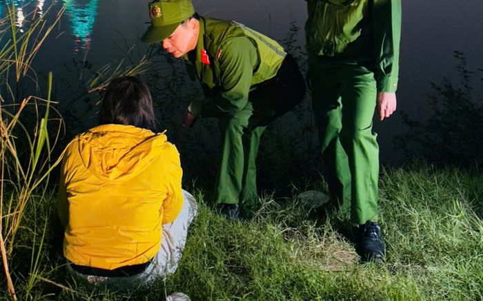 Người phụ nữ hoảng loạn dưới chân cầu Nhật Tân, Tổ công tác tiếp cận mới rõ sự tình