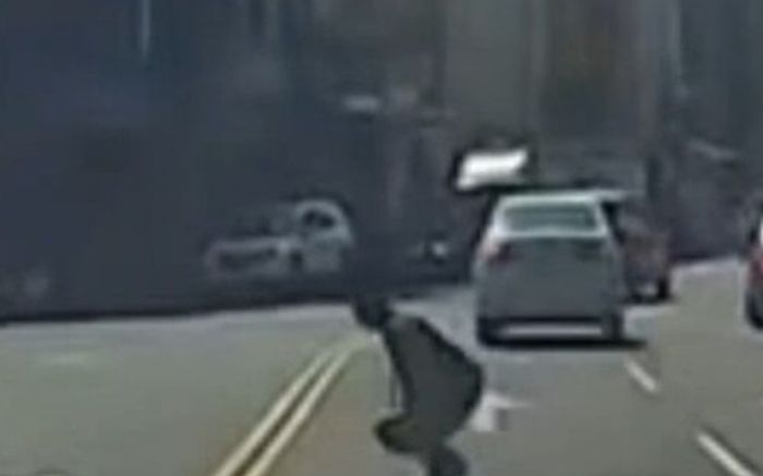 Người đàn ông 'nhảy ếch' để băng qua đường khiến mạng xã hội xôn xao