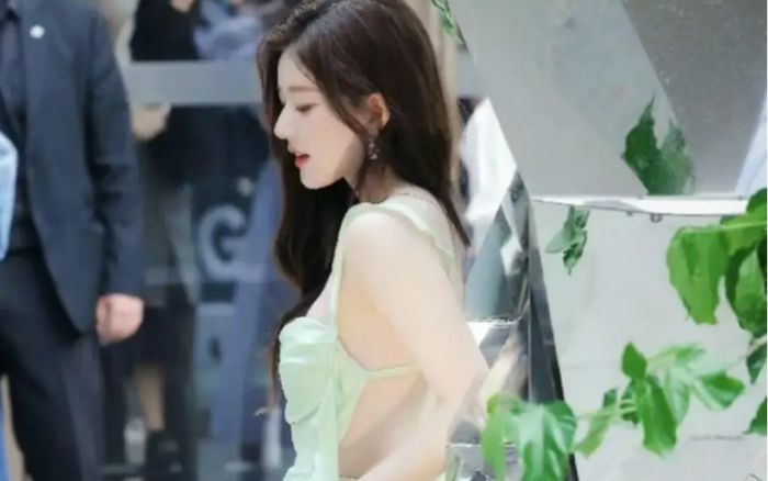 Triệu Lộ Tư rũ bỏ hình tượng ngây thơ, diện đầm hở lưng táo bạo gây xôn xao