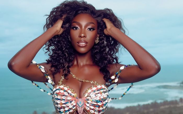 Mỹ nhân 'ngọc trai đen' vừa trả danh hiệu Miss Universe gây sốt với vẻ đẹp căng tràn gợi cảm