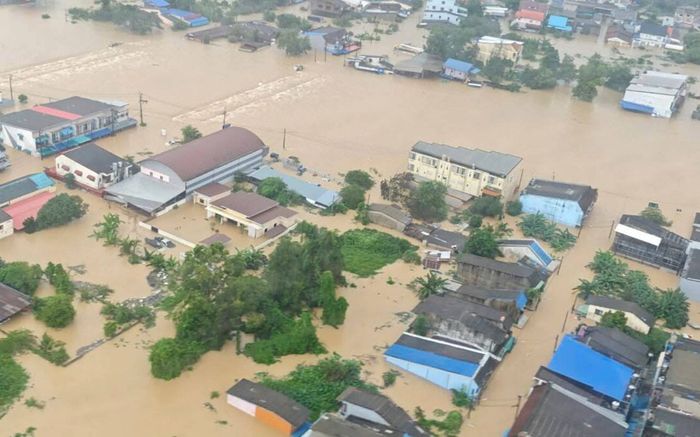 Thái Lan tuyên bố thảm họa, hàng nghìn người mắc kẹt giữa lũ lớn