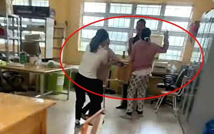 Thầy giáo bị kỷ luật sau khi nhắn tin cho nữ sinh, nội dung tin nhắn ra sao?