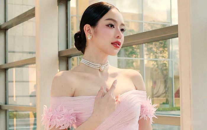 Hoa hậu Thanh Thủy mặc đầm voan mỏng tang, lộ 1 chi tiết cực gợi cảm hút ánh nhìn