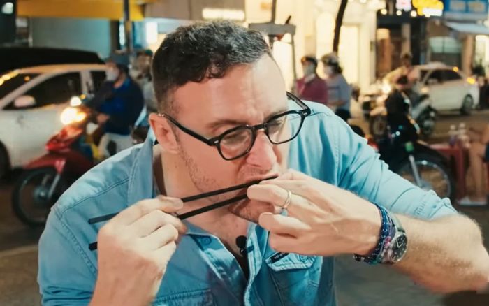 Khách Tây ăn thử đặc sản miền Tây ngọ nguậy, người Việt còn sợ đỏ mặt, cái kết xử gọn 3 con vì quá ngon