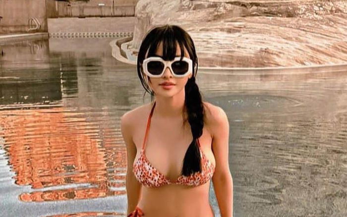 Vợ Minh Nhựa U40 vẫn diện đồ tắm hở bạo khoe dáng căng tràn