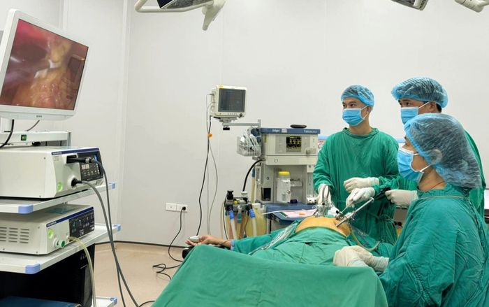 Đau bụng sau khi ngủ, người phụ nữ nhập viện cấp cứu: Bác sĩ lấy ra 1 dị vật đáng sợ