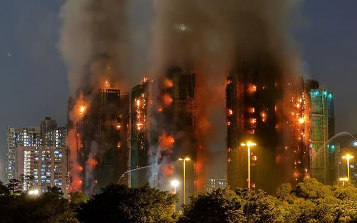 Ít nhất 13 người thiệt mạng trong vụ cháy chung cư cao tầng ở Hồng Kông (Trung Quốc)