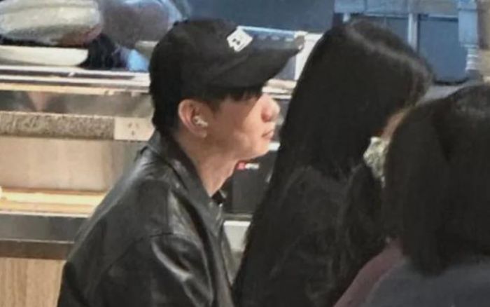 'Tóm dính' khoảnh khắc nam ca sĩ U50 hẹn hò tình tứ với bạn gái hotgirl kém 20 tuổi