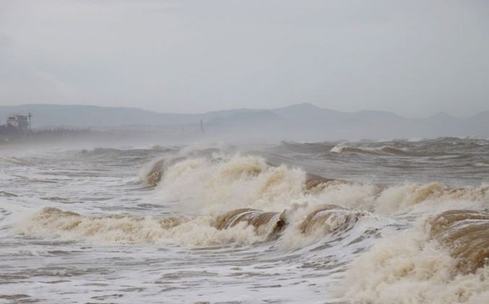 Điều gì khiến bão số 15 bất ngờ siết gió cấp 15?