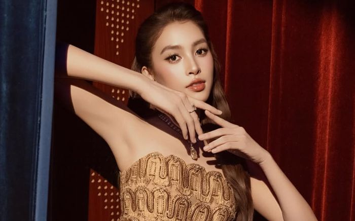 Tiểu Vy diện váy cúp ngực khoe vai trần quyến rũ