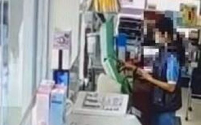 Quên khóa xe khi vào cửa hàng tiện lợi mua đồ, người phụ nữ gặp nguy hiểm ngay sau đó