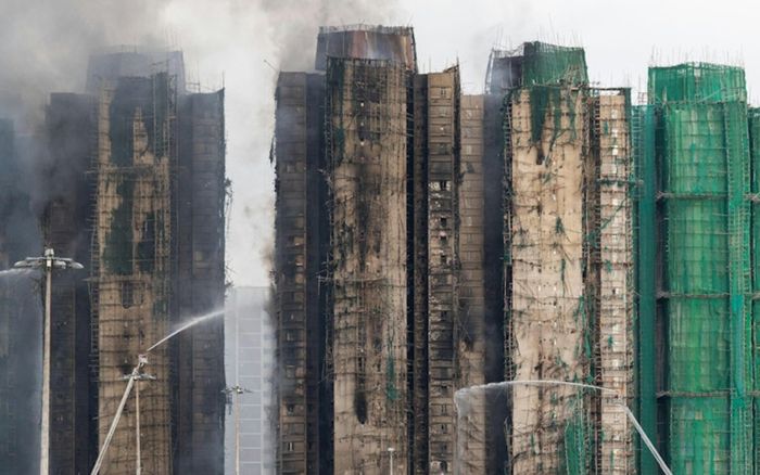 Vụ cháy chung cư ở Hồng Kông (Trung Quốc): Số người chết tiếp tục tăng, khung cảnh hoang tàn gây đau lòng