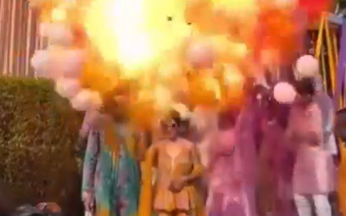 Nổ bong bóng trang trí trong đám cưới, lửa bao trùm cô dâu và chú rể