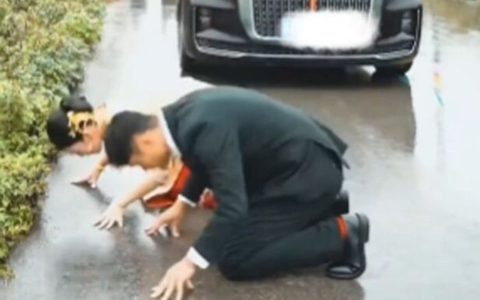 Cô dâu yêu cầu dừng xe cưới rồi quỳ lại giữa đường, chú rể tiết lộ lý do ai nghe cũng nghẹn ngào