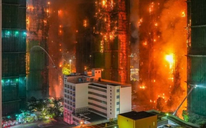 Cụ bà 72 tuổi hay tin chung cư cháy nhờ cuộc gọi từ con gái, đau lòng chứng kiến ngôi nhà bị thiêu rụi