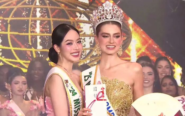 Một hành động gây chú ý của Thanh Thủy khi trao vương miện cho tân Hoa hậu Quốc tế