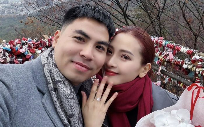 Màn cầu hôn lãng mạn của tiền vệ Đức Huy và MC Đường lên đỉnh Olympia