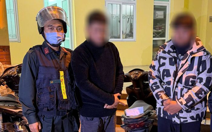 2 thanh niên lượn lờ trên phố lúc giữa đêm với biểu hiện bất thường, tổ công tác kiểm tra liền lộ bí mật trong túi áo