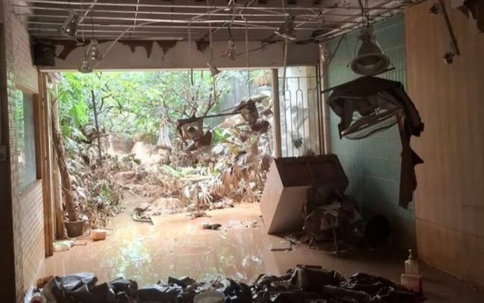 Nam diễn viên nổi tiếng 'gục ngã' vì căn nhà bị tàn phá sau trận lũ lụt kinh hoàng