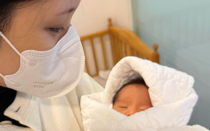 Nữ ca sĩ 20 tuổi sinh đôi khiến khán giả xôn xao