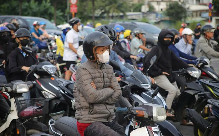 Sài Gòn 'lạnh như Đà Lạt', người dân quây lửa sưởi ấm lúc sáng sớm