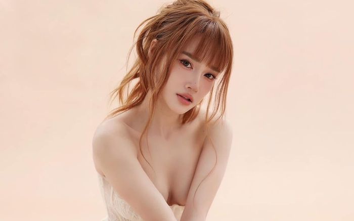 Nhã Phương chăm khoe sắc vóc gợi cảm trong loạt váy cúp ngực ở tuổi U40