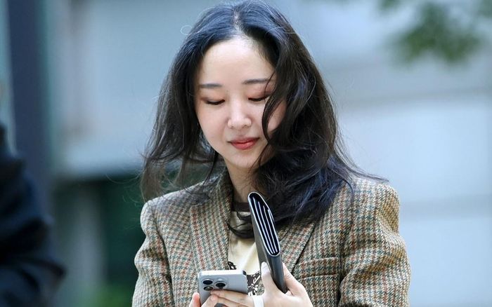 Min Hee Jin suy sụp