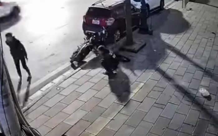 Thiếu niên đâm sầm vào ô tô đậu ven đường, xem lại camera ai cũng ngán ngẩm