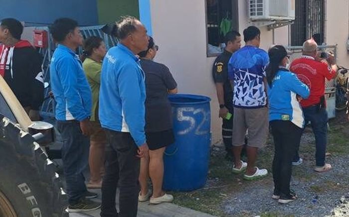 Ngửi thấy mùi hôi thối ở bãi đậu xe, người dân kiểm tra thì thấy cảnh tượng bàng hoàng