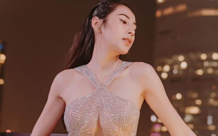 Thủy Tiên khoe sắc vóc trong loạt váy cúp ngực đầy gợi cảm