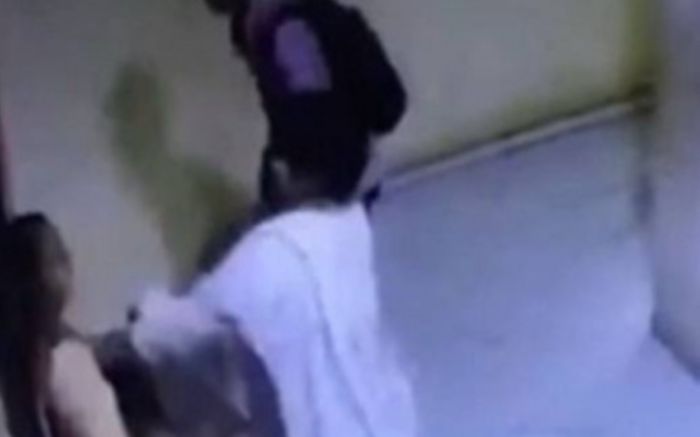 Người phụ nữ bị chó tấn công khi chờ thang máy, hành động sau đó của chủ vật nuôi không thể chấp nhận