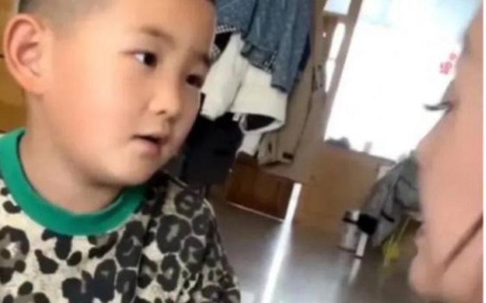 Cậu bé 8 tuổi lấy quà kỷ niệm ngày cưới của bố mẹ làm một điều, gia đình sốc nặng khi kiểm tra camera