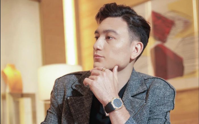 Chiếc đồng hồ gần 300 triệu của Đặng Văn Lâm