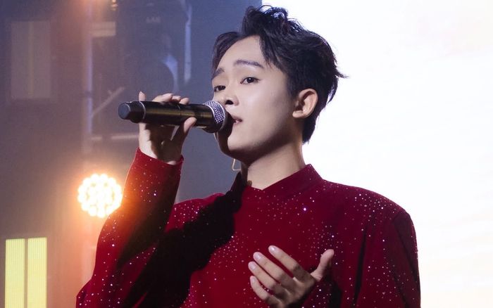 Người đàn ông lên sân khấu làm một điều cho Hồ Văn Cường, khán giả chứng kiến ai cũng 'choáng'