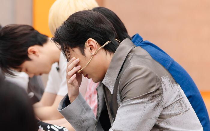 Nam ca sĩ Việt khóc nấc vì bị người hâm mộ phản đối, tuyên bố 'quay lưng'