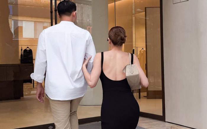 Hồ Ngọc Hà khoác tay người đàn ông lạ, để lộ chi tiết gây chú ý