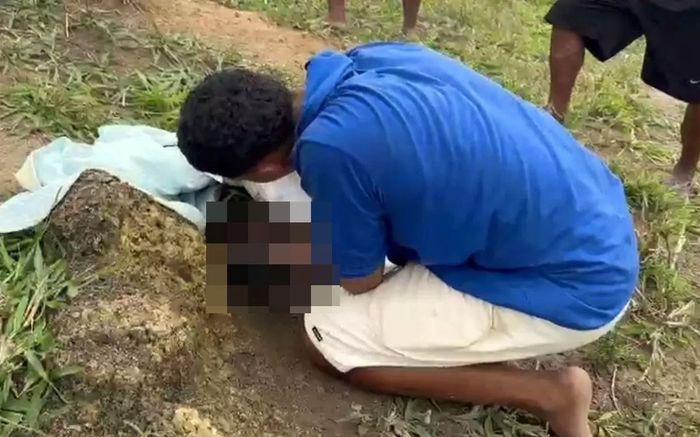 Nghe tiếng khóc trong bụi cỏ, người dân bàng hoàng trước cảnh tượng sau đó