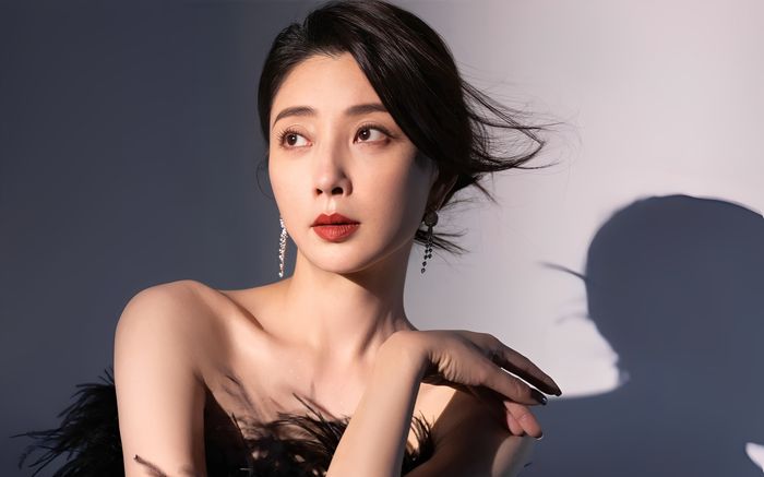 Nữ diễn viên tậu 2 chiếc xe sang 25 tỉ đồng nhờ làm một điều