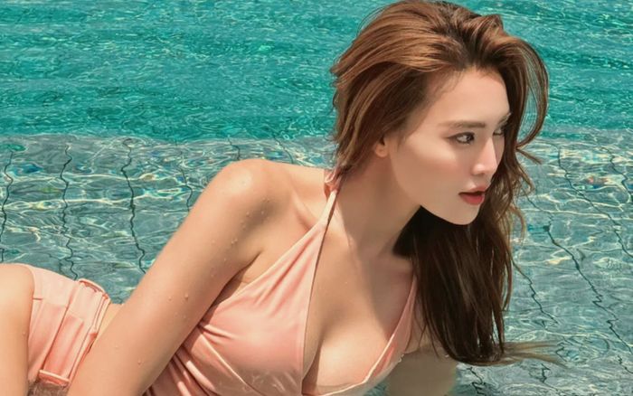 Ninh Dương Lan Ngọc khiến 2 sao nam ngượng đỏ mặt vì hành động vạch áo