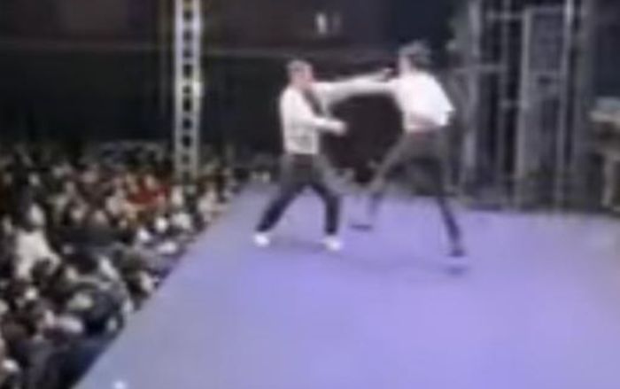 Nam ca sĩ đánh nhau với khán giả trên sân khấu gây xôn xao