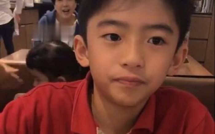 Con trai nam ca sĩ hàng đầu showbiz đi làm phục vụ nhà hàng, nhận lương gần 400 nghìn một tiếng